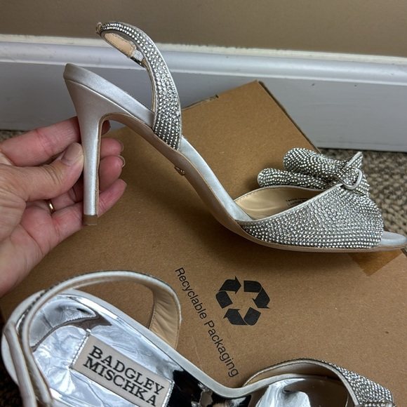 NWOT - Badgley Mischka Women's Rennie Heeled Sandal, Soft white, Size 6.5 😍🤍🩶 - Picture 10 of 17